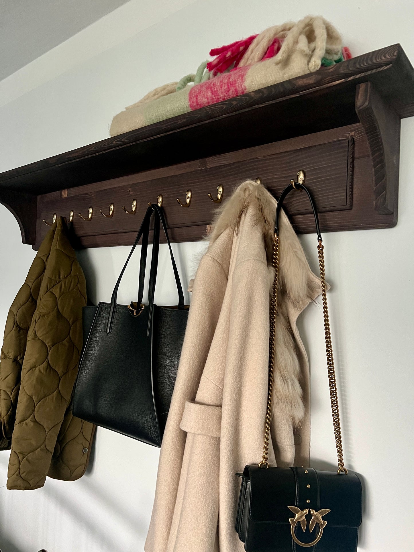 h8 Wall mounted coat rack with top shelf