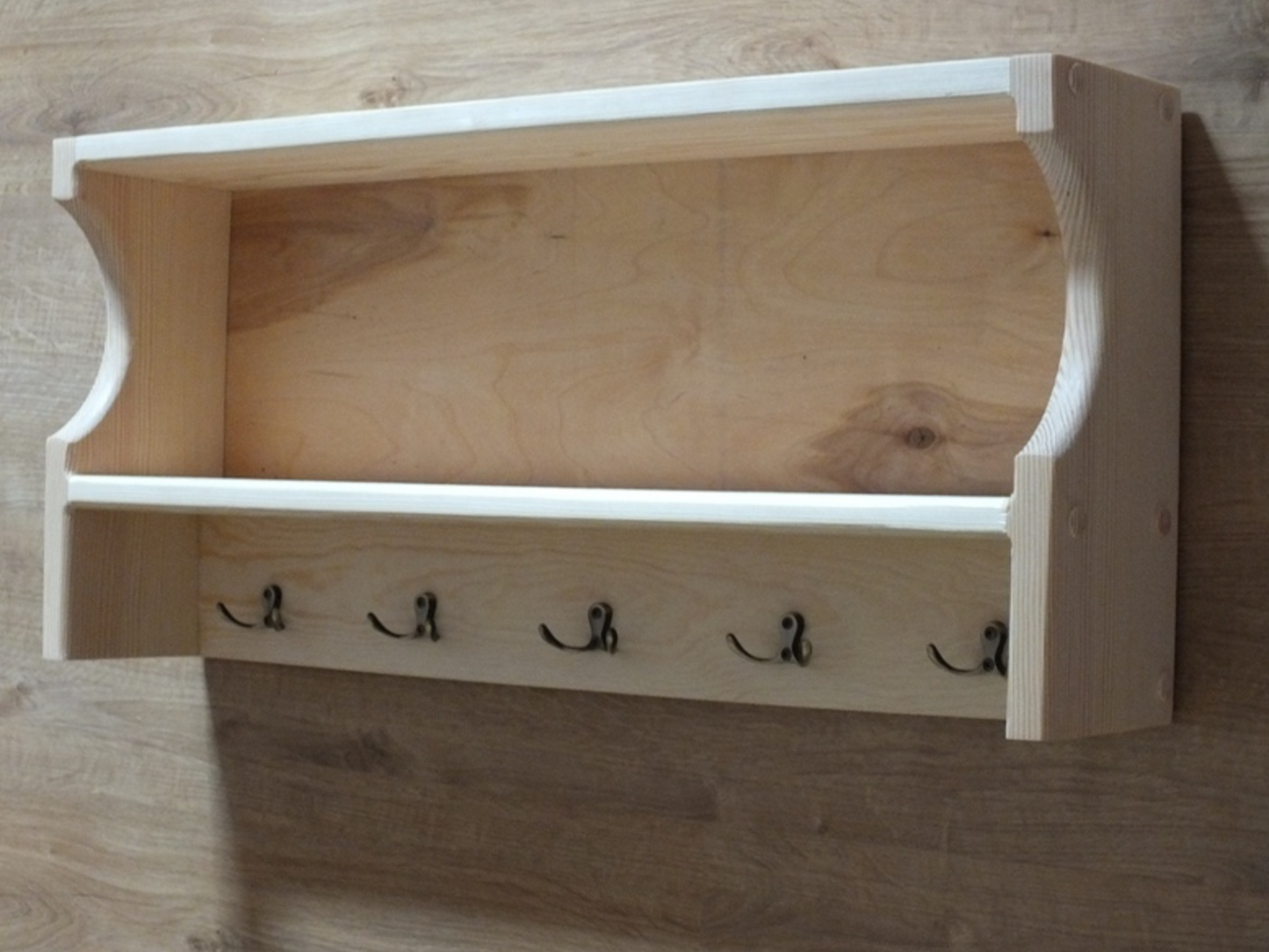s23 Open one compartment wall cabinet with hooks