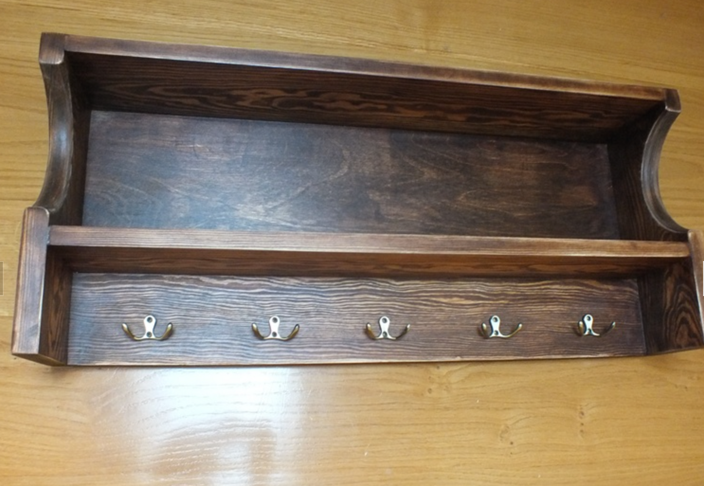 s23 Open one compartment wall cabinet with hooks