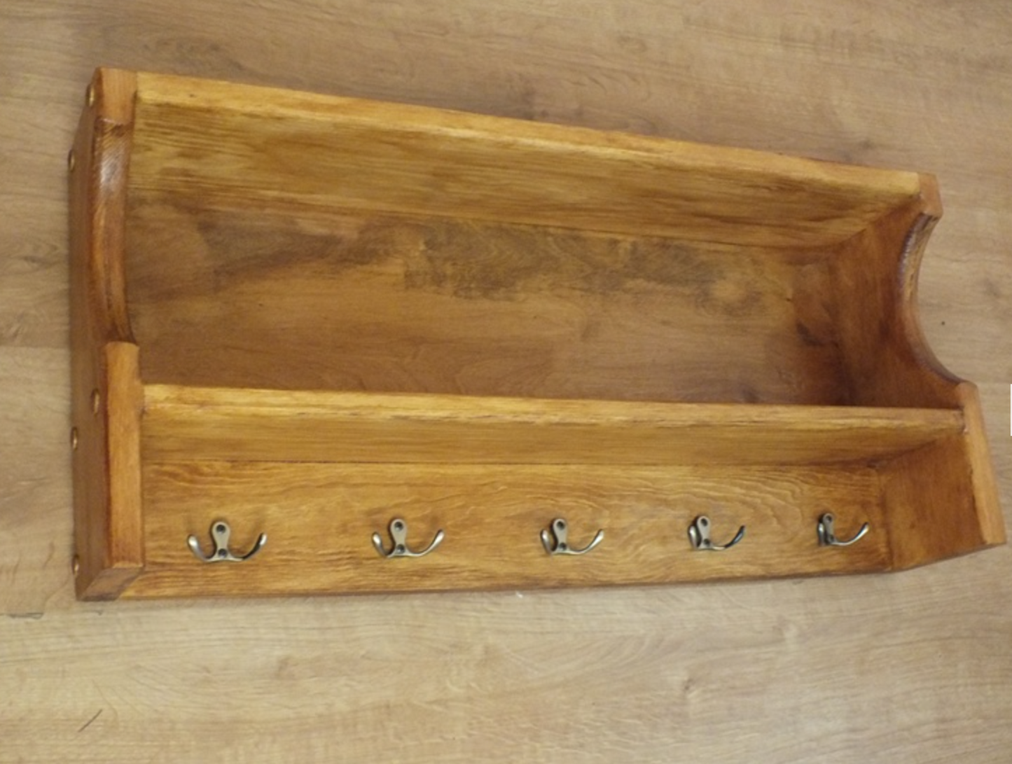 s23 Open one compartment wall cabinet with hooks