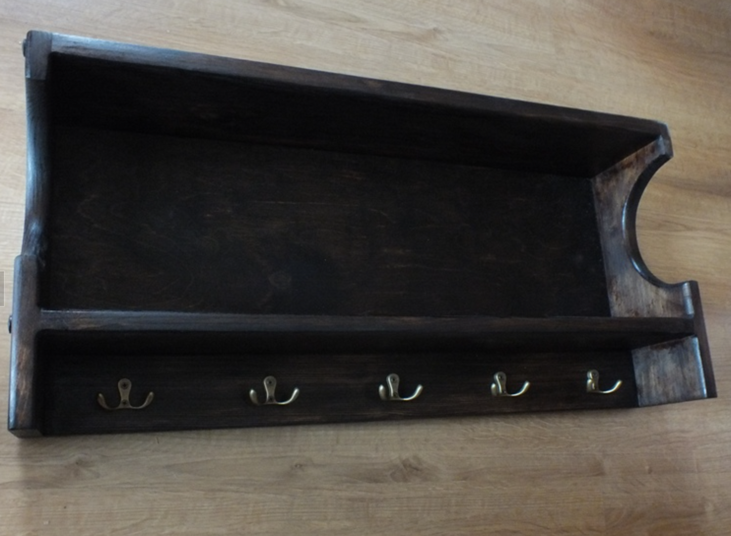 s23 Open one compartment wall cabinet with hooks