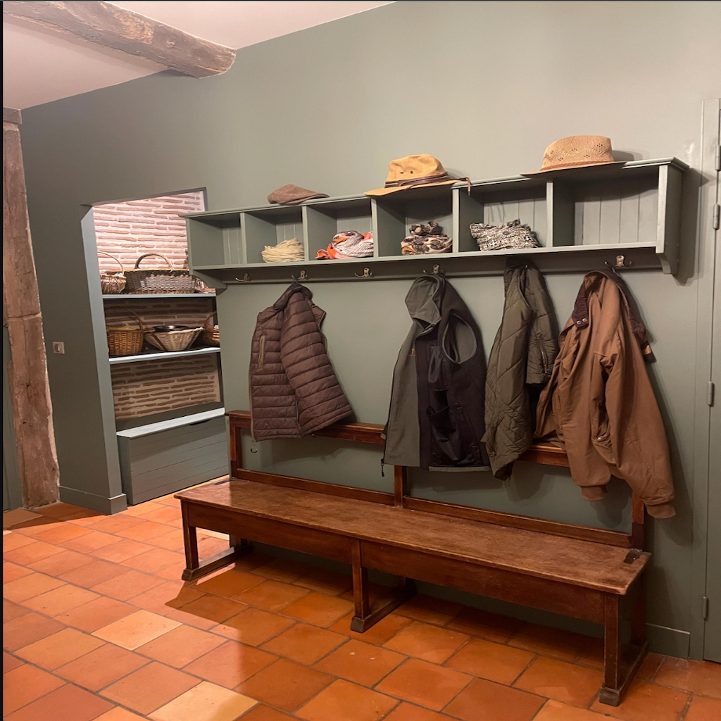 h22a Handcrafted Wall-Mounted Entryway Shelf with Hooks & Bench – Stylish Storage for Busy Homes