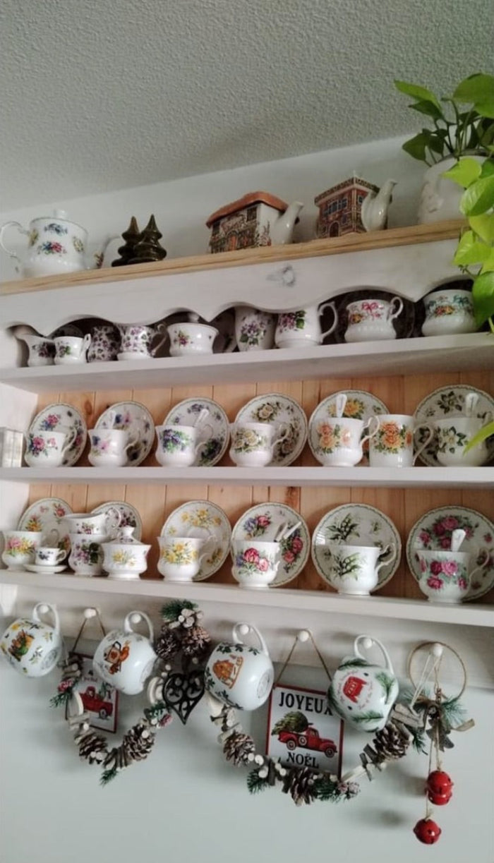 s101 Elegant Handmade Wooden Mug & Display Shelf