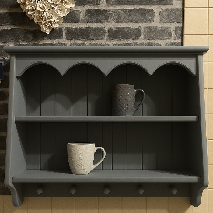 S92 Schrank im Landhausstil aus massivem Holz mit gewellter oberer Leiste und Stiften