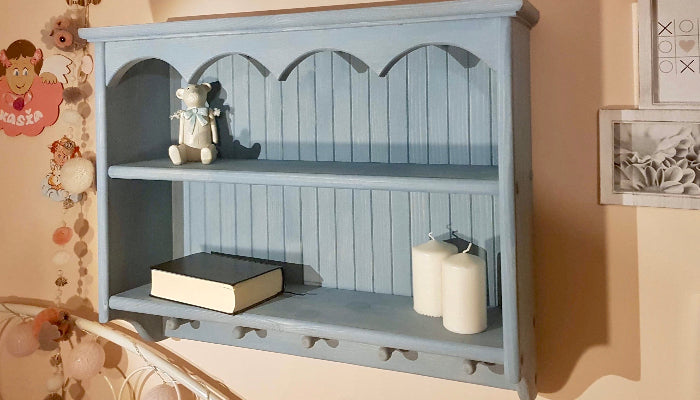 s92 Handcrafted Rustic Pine Wall Shelf with Pegs – Farmhouse Charm for Any Room