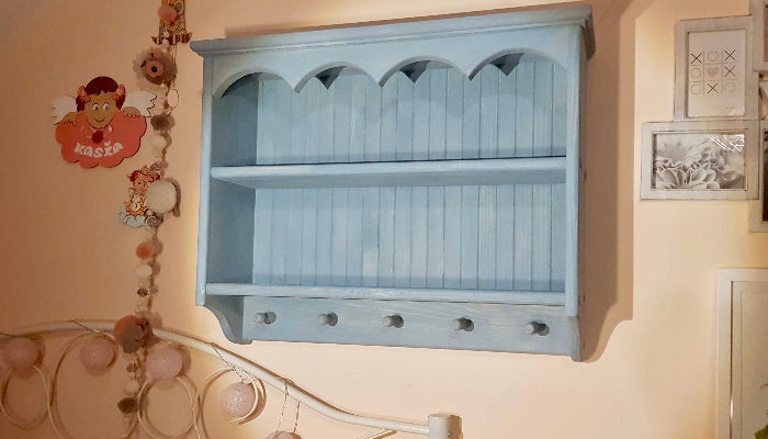S92 Schrank im Landhausstil aus massivem Holz mit gewellter oberer Leiste und Stiften