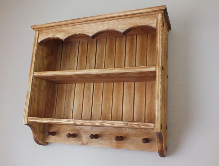 S92 Schrank im Landhausstil aus massivem Holz mit gewellter oberer Leiste und Stiften