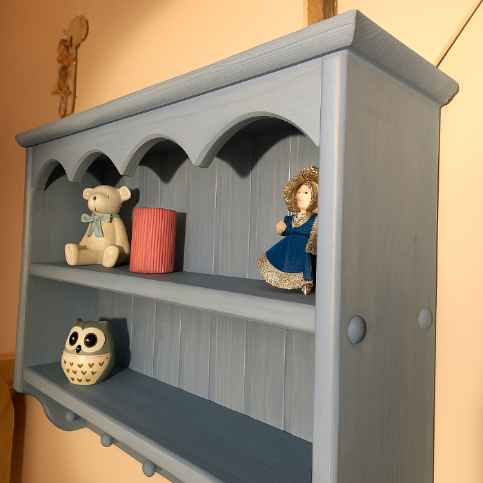 S92 Schrank im Landhausstil aus massivem Holz mit gewellter oberer Leiste und Stiften
