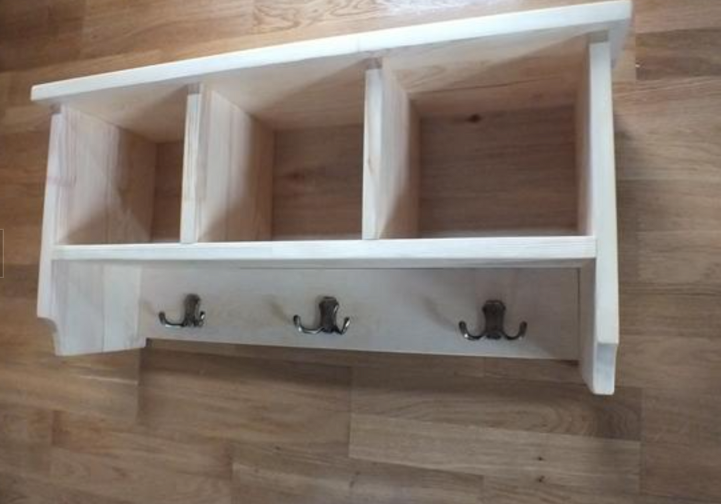 s2 Small three compartments wall mounted unit with bottom panel hooks