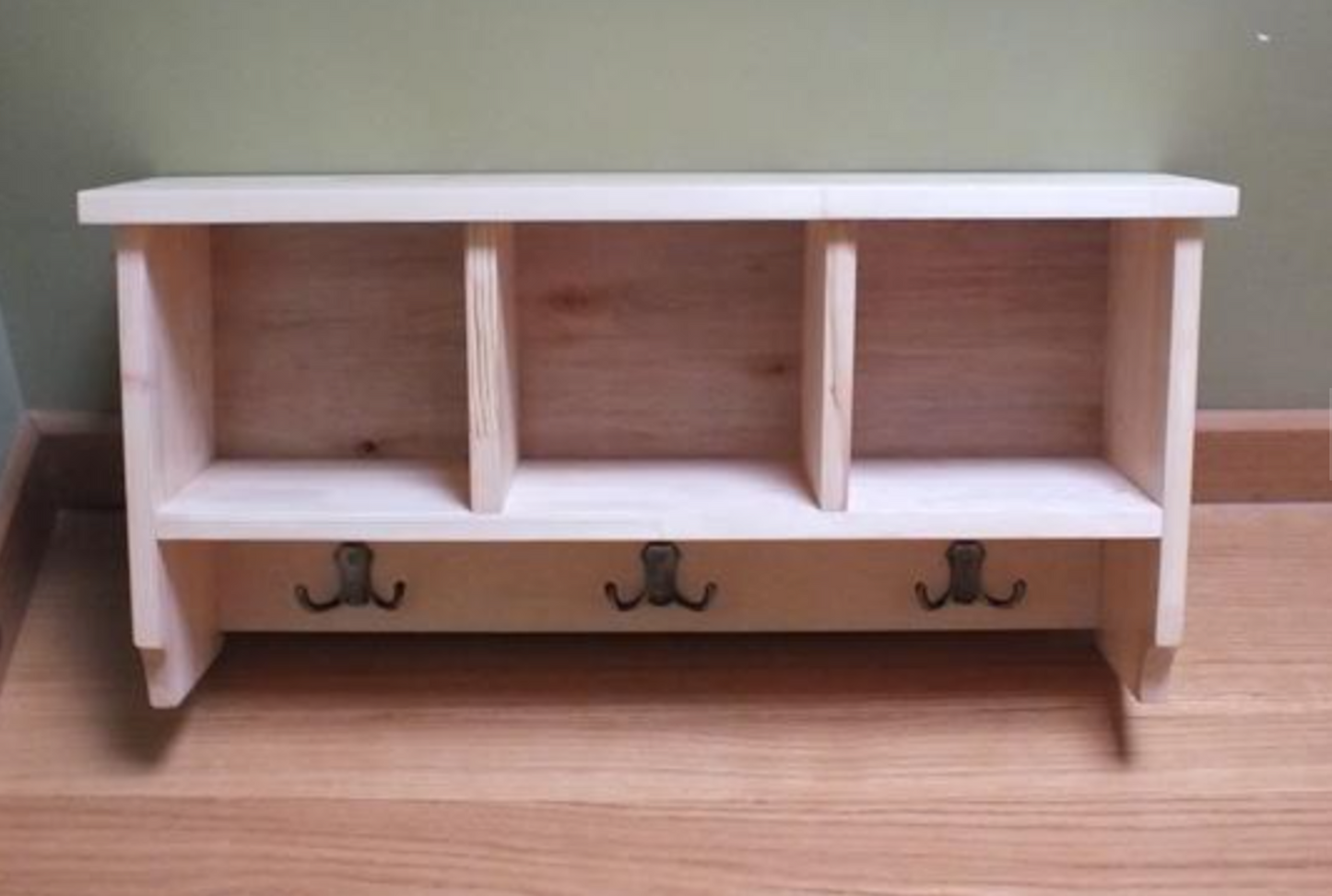 s2 Small three compartments wall mounted unit with bottom panel hooks