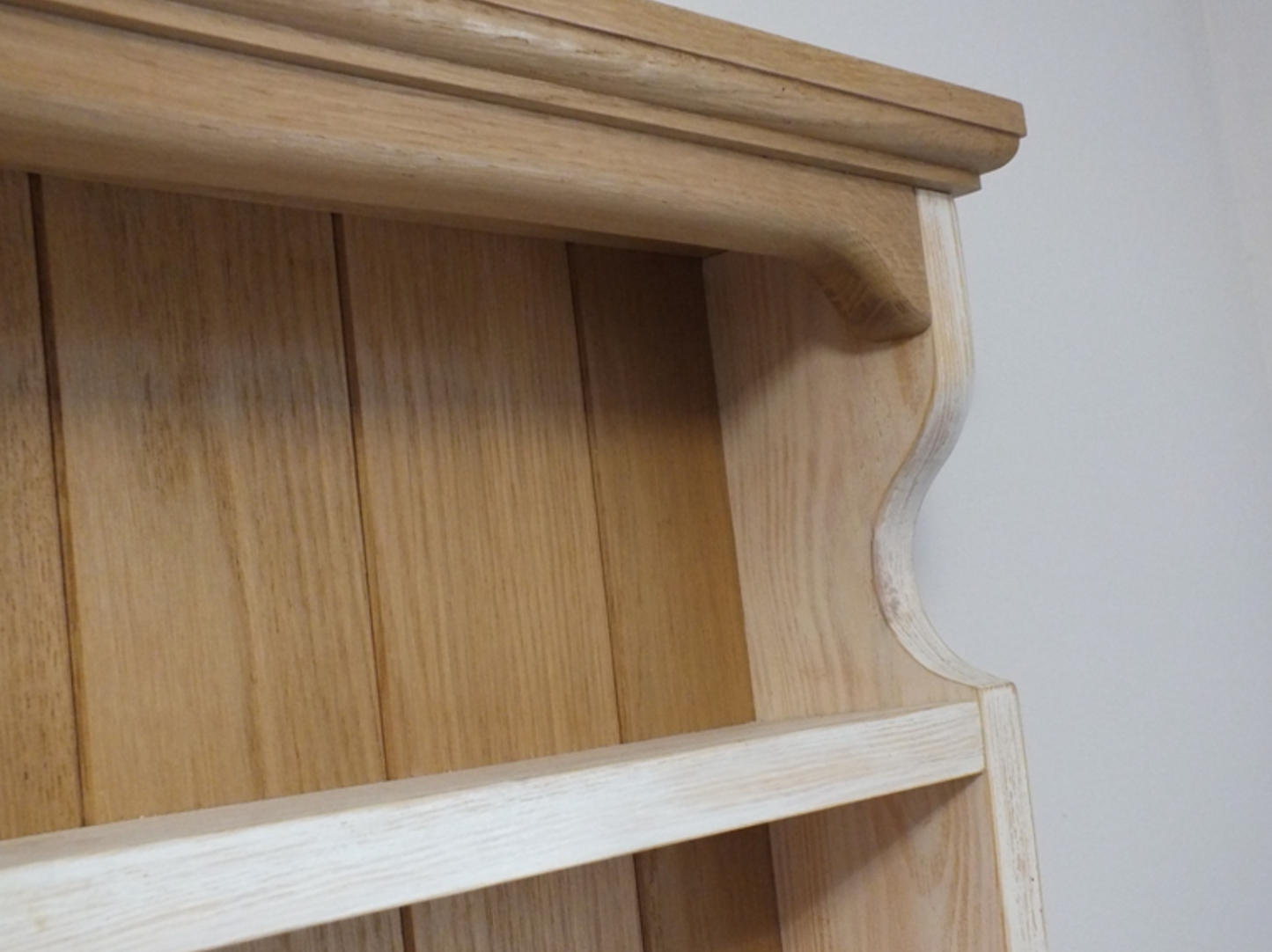 s22 Cottage kitchen wall mounted open shelf