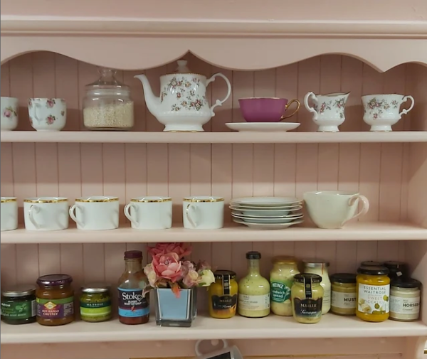 s106 Handcrafted Mug & Display Shelf – The Perfect Kitchen Accent