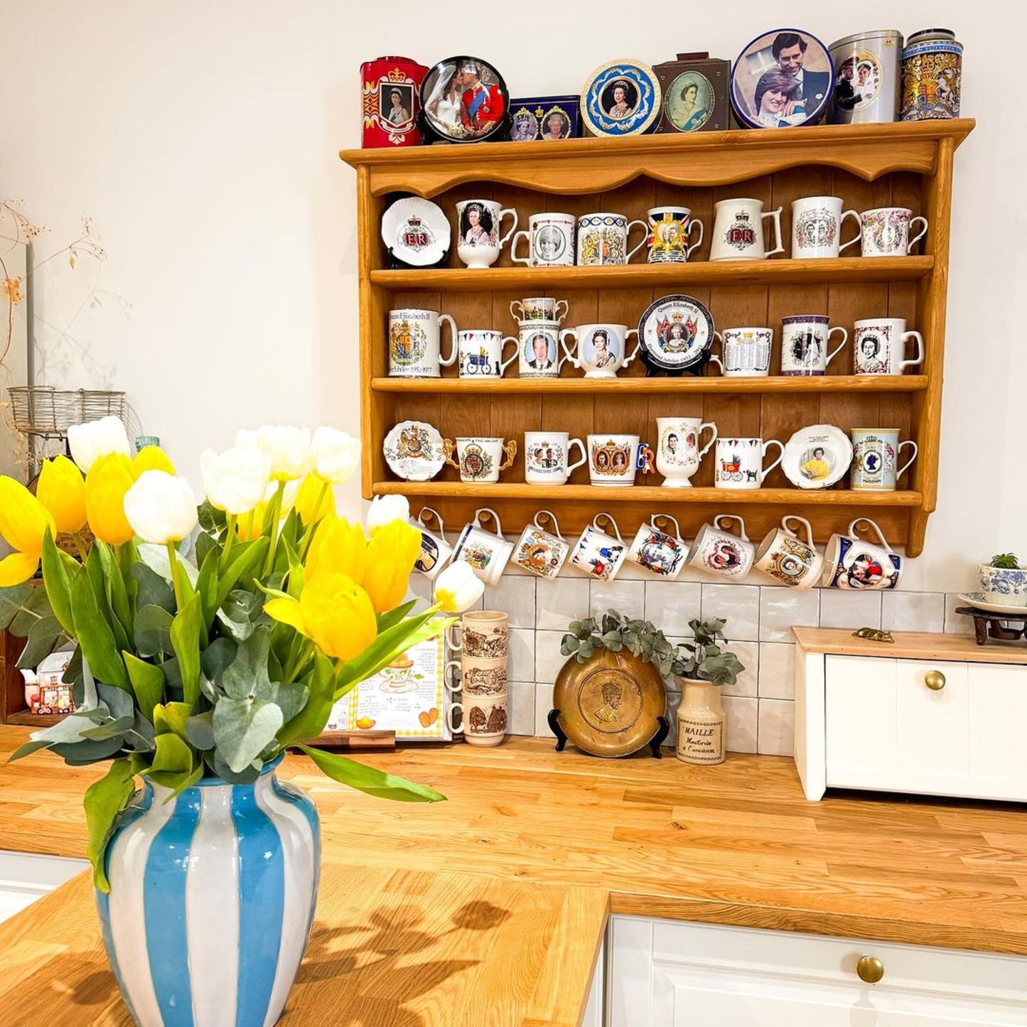 Amelie — Custom Cathrine - Large Mug and Display Shelf