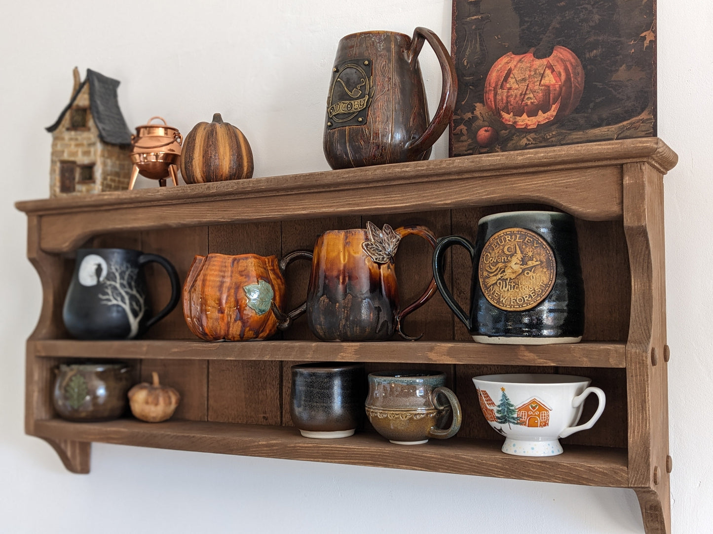 Heloise — Cottage Wall Shelf & Mug Display