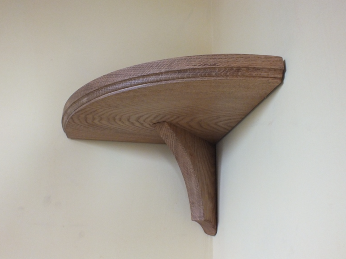 s82 Corner shelf mado of solid oak | Oak corner shelf
