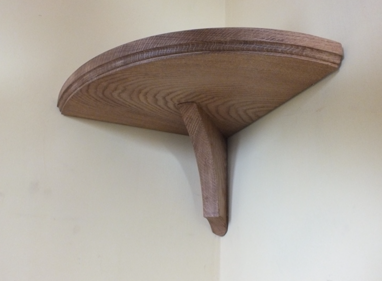 s82 Corner shelf mado of solid oak | Oak corner shelf