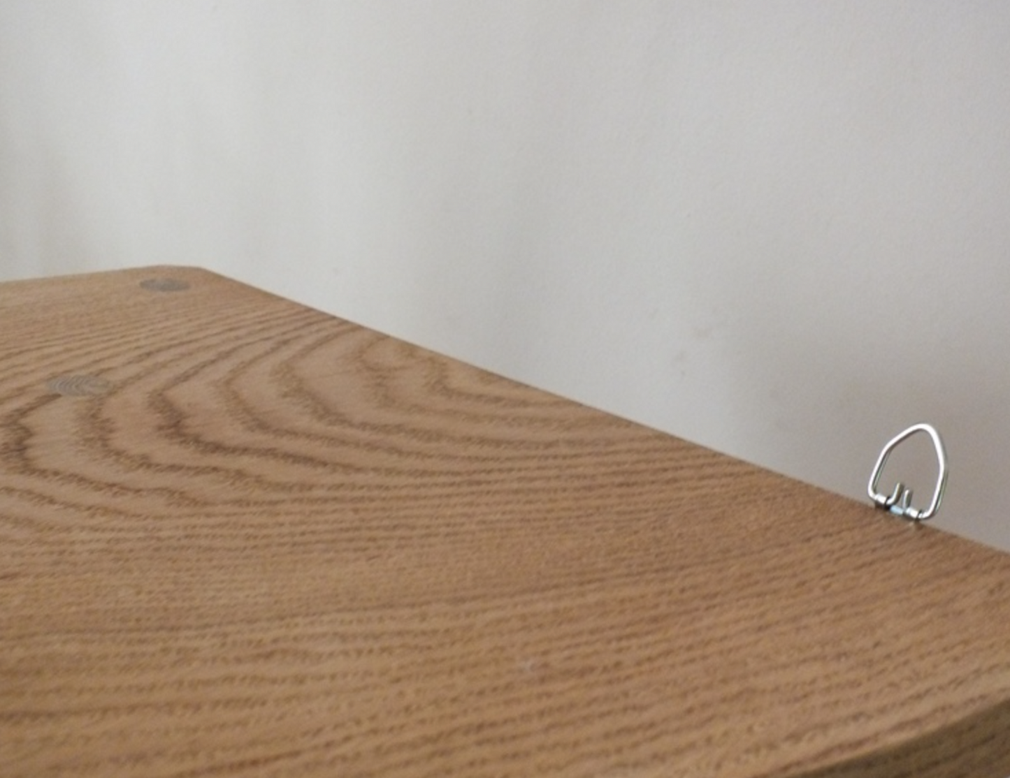 s82 Corner shelf mado of solid oak | Oak corner shelf
