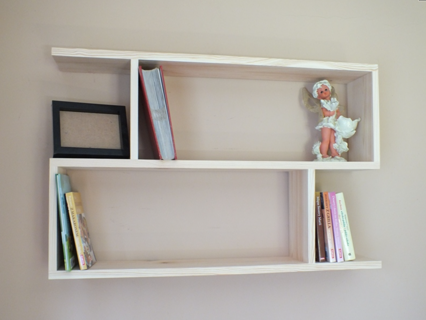 s112 Beautifully designed modern wall mounted shelving
