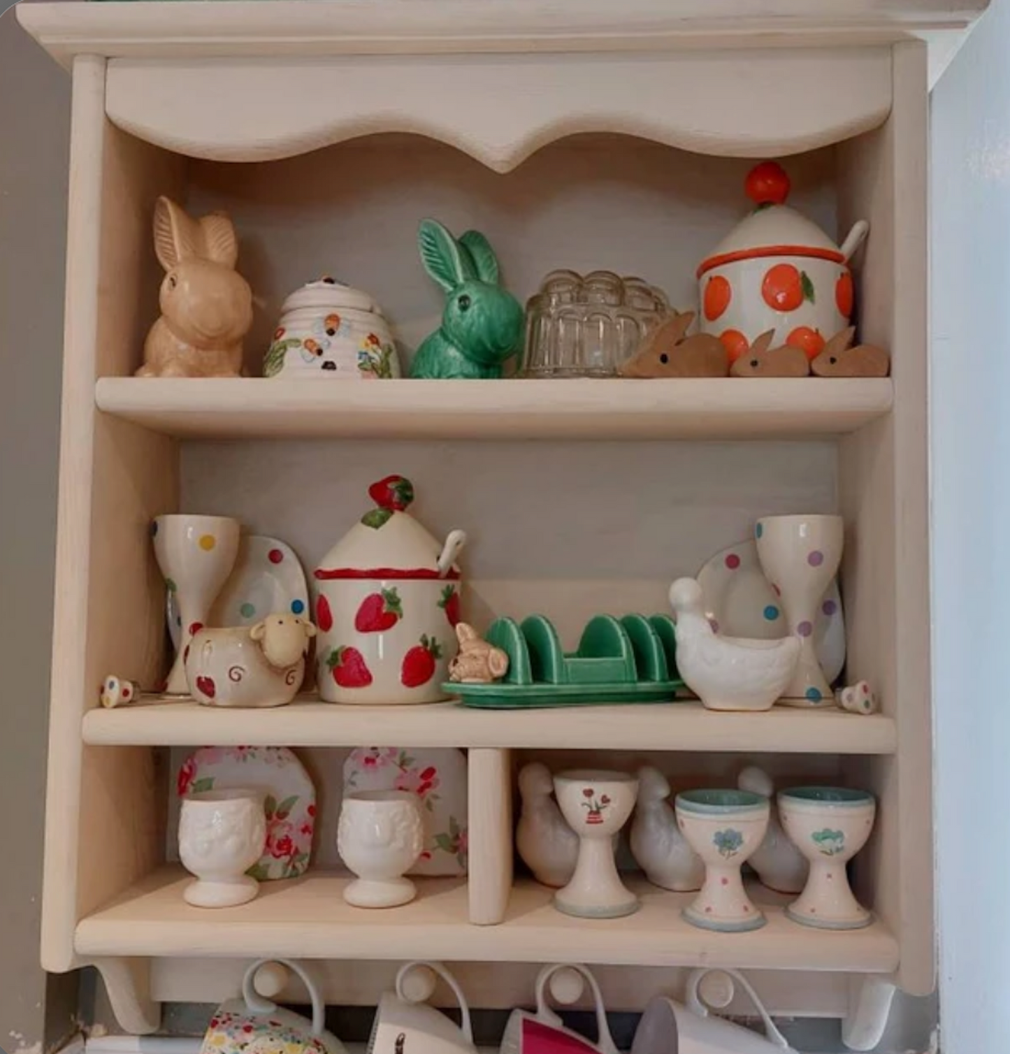 s98 Kitchen wall hanging shelf with wooden pegs