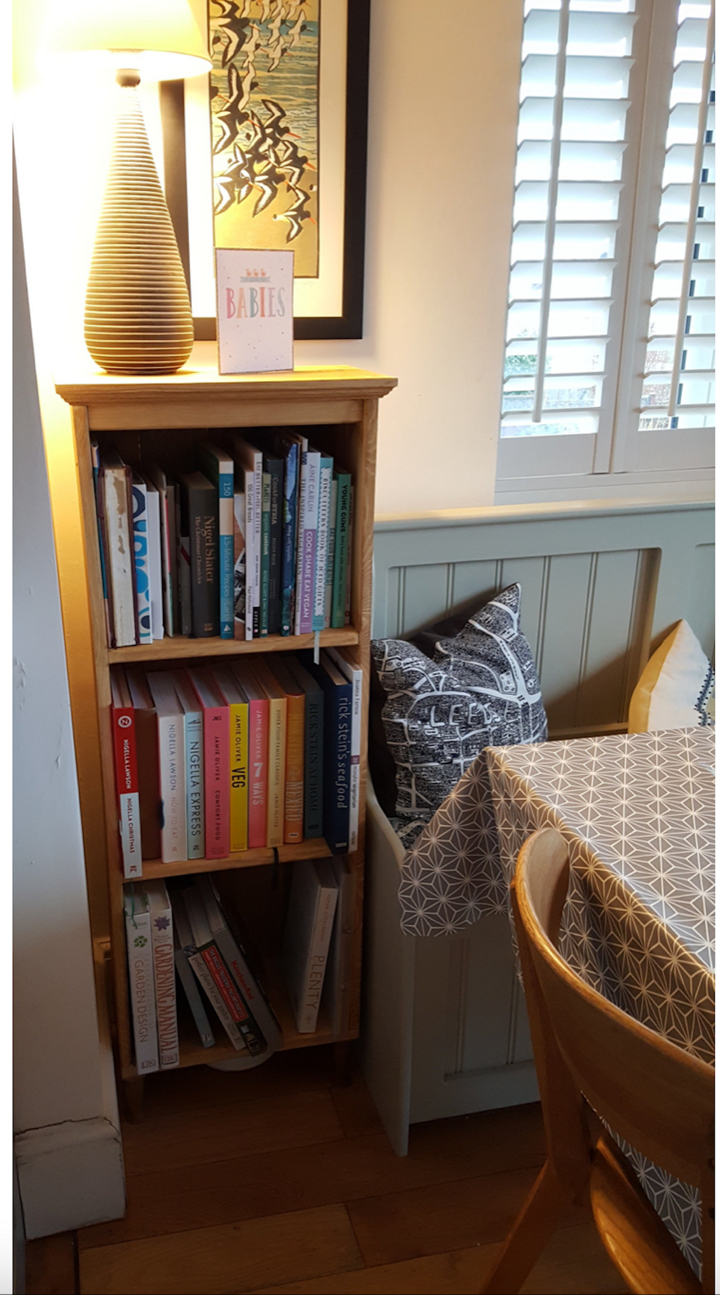 c23 Freestanding traditional bookcase cabinet made of solid pine